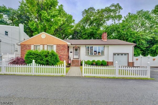 Attached, Exterior, Facade, Ranch