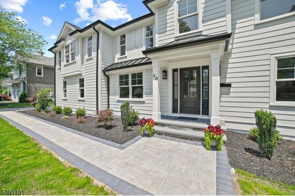 Exterior, Facade, Rowhouse