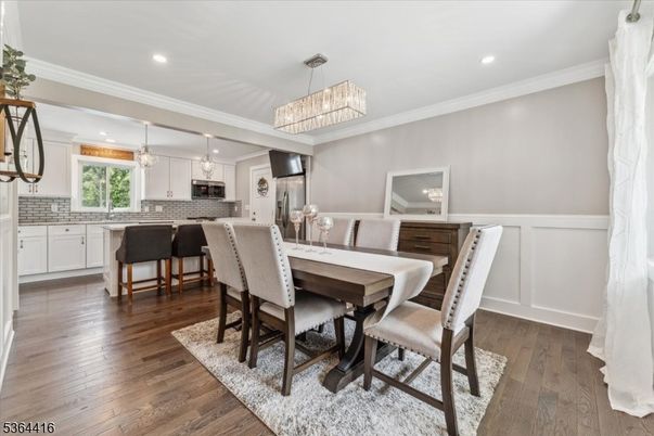 Chandelier, Dining room, Interior, Kitchen, Pendant Lights, Recessed Lighting, Wood Texture Flooring