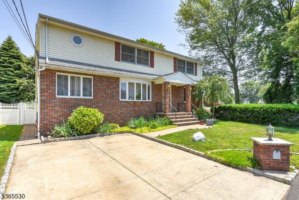 Exterior, Facade, Brick Facade, Raised Ranch