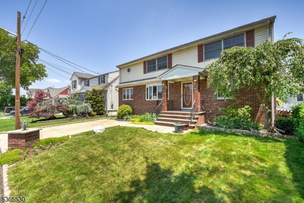 Backyard, Exterior, Facade, Brick Facade, Split Level