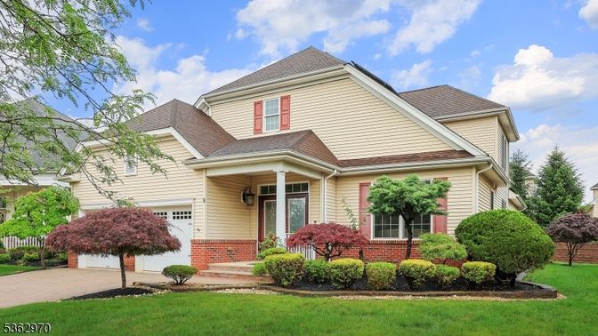 Attached, Exterior, Facade, Brick Facade, Queen Anne Victorian