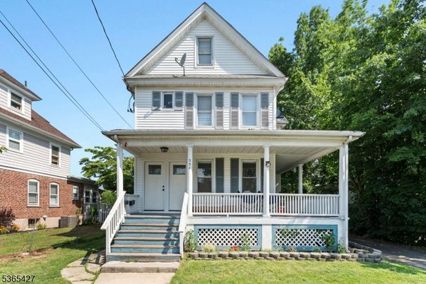 Exterior, Facade, Queen Anne Victorian