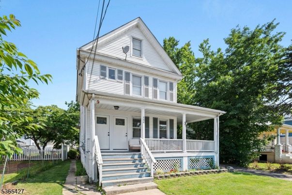Exterior, Facade, Queen Anne Victorian