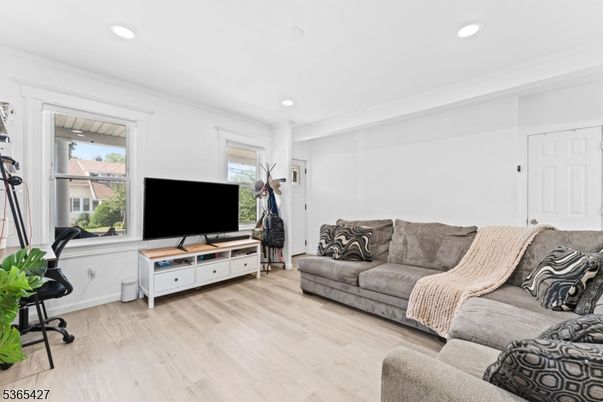 Fitness Equipment, Interior, Living room, Recessed Lighting, Wood Texture Flooring