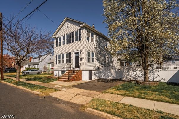 Attached, Exterior, Facade, Queen Anne Victorian