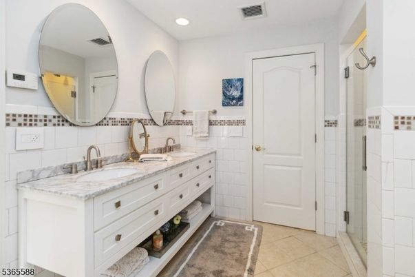 Bathroom, Dual Sink Vanities, Interior, Recessed Lighting