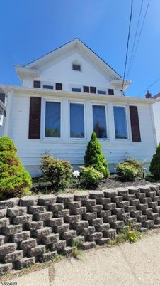 Exterior, Facade, Queen Anne Victorian