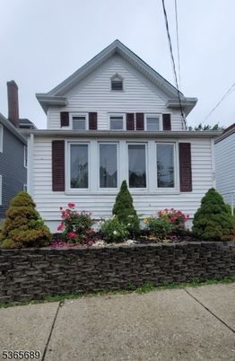 Exterior, Facade, Queen Anne Victorian