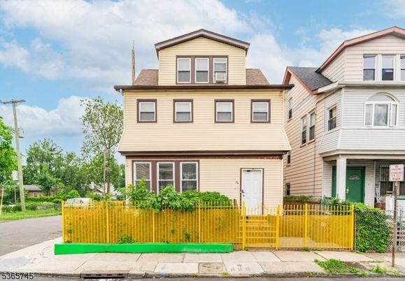 Exterior, Facade, American Foursquare