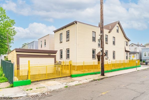 Attached, Exterior, Facade, Rowhouse