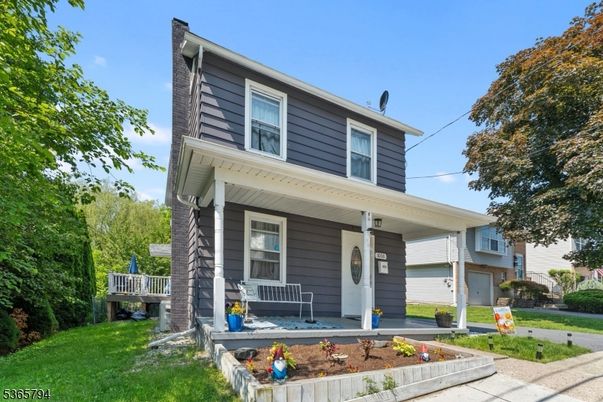Attached, Exterior, Facade, American Foursquare