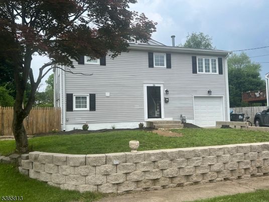 Attached, Exterior, Facade, Raised Ranch