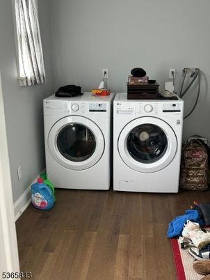 Interior, Washer, Wood Texture Flooring