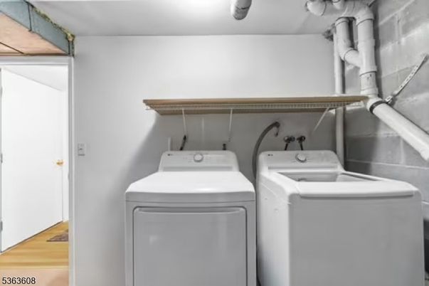 Interior, Washer, Wood Texture Flooring