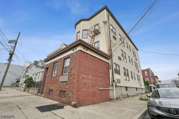Exterior, Facade, Brick Facade, Rowhouse