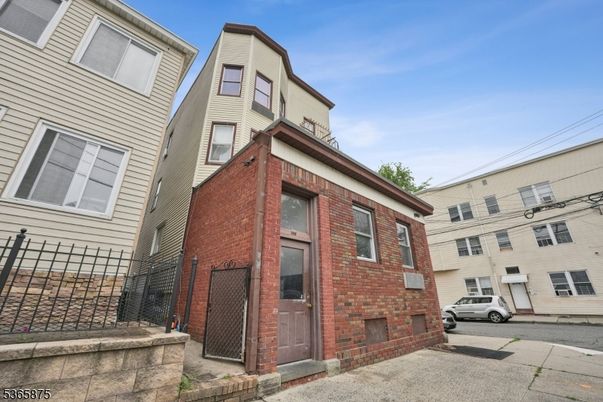 Exterior, Facade, Brick Facade, Rowhouse