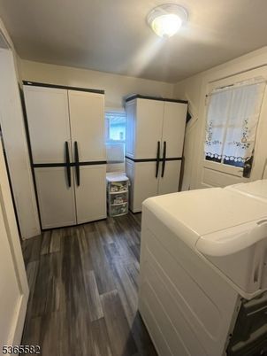 Interior, Washer, Wood Texture Flooring