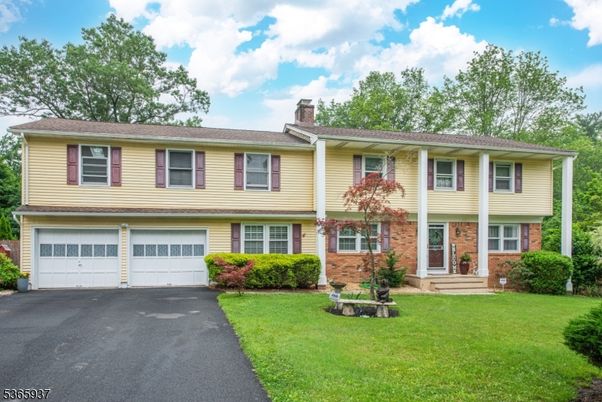 Attached, Exterior, Facade, Brick Facade, Raised Ranch