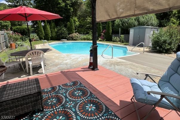 Exterior, Pool