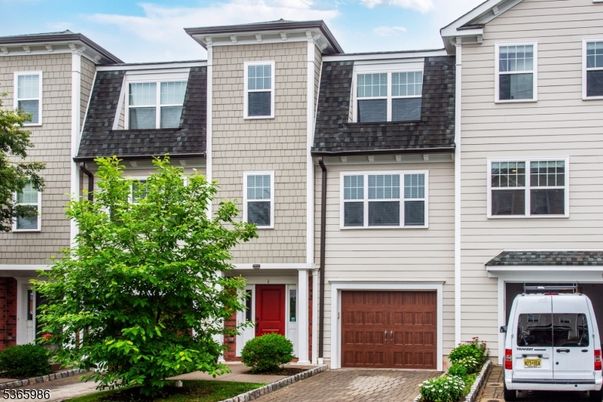 Attached, Exterior, Facade, Rowhouse