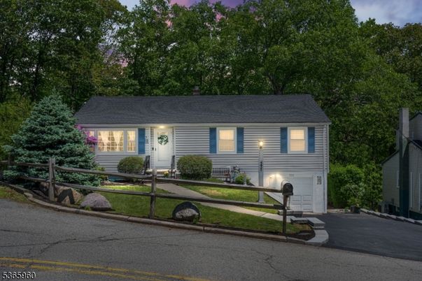 Attached, Exterior, Facade, Cape Cod