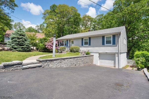 Attached, Exterior, Facade, Raised Ranch