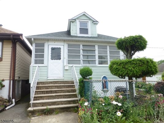 Exterior, Facade, Cape Cod