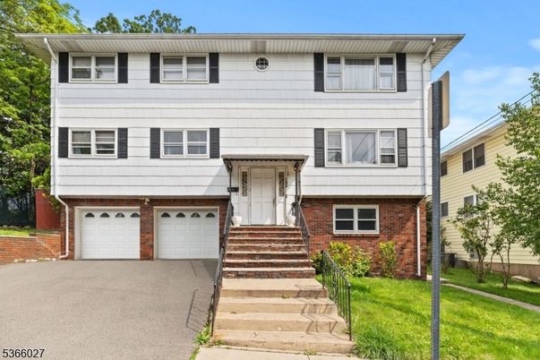 Attached, Exterior, Facade, Brick Facade, Raised Ranch