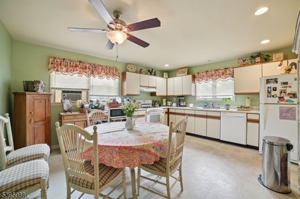 Dining room, Interior, Kitchen, Recessed Lighting