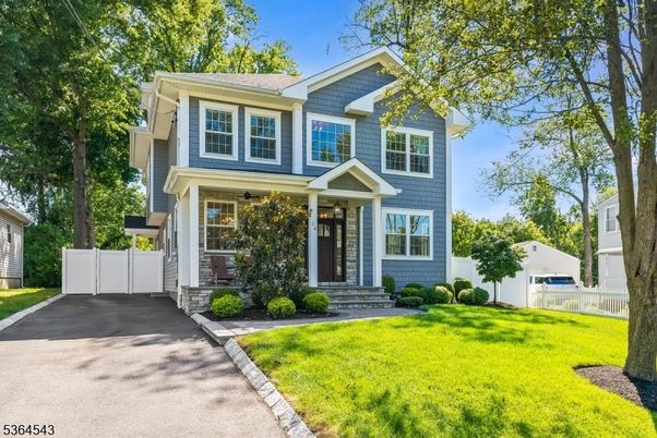 Exterior, Facade, American Craftsman
