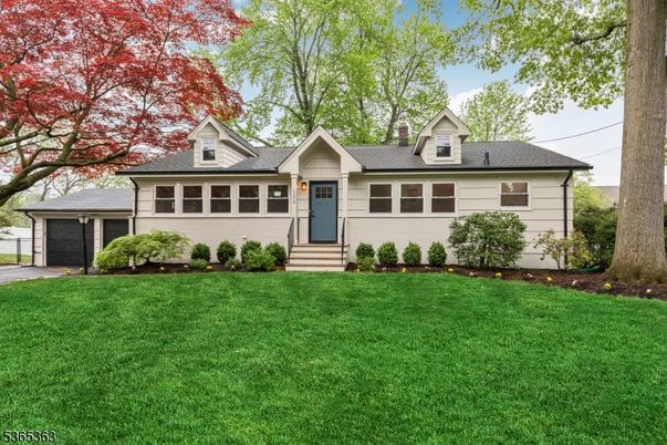 Attached, Exterior, Facade, Cape Cod