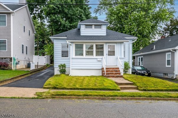 Exterior, Facade, American Foursquare