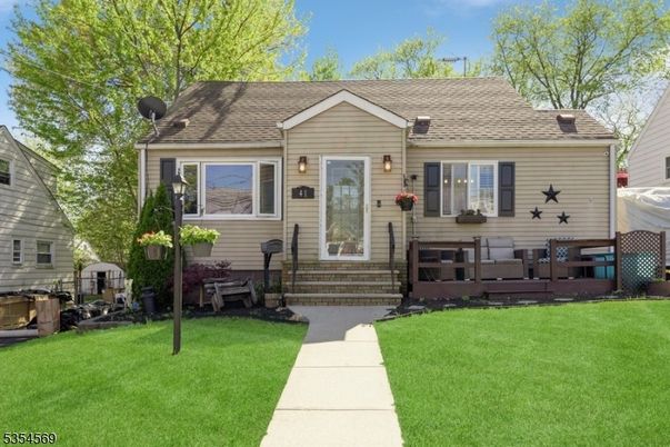 Exterior, Facade, Cape Cod