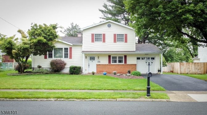 Attached, Exterior, Facade, Brick Facade, Split Level