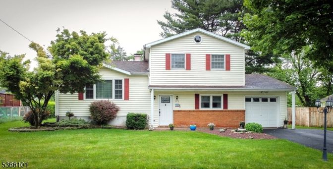Attached, Exterior, Facade, Split Level