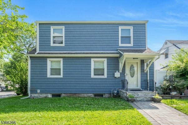 Exterior, Facade, American Foursquare