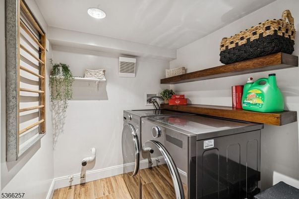 Interior, Recessed Lighting, Washer, Wood Texture Flooring