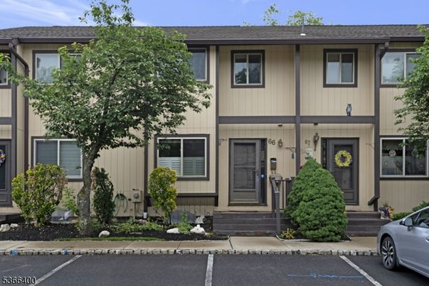 Exterior, Facade, Rowhouse