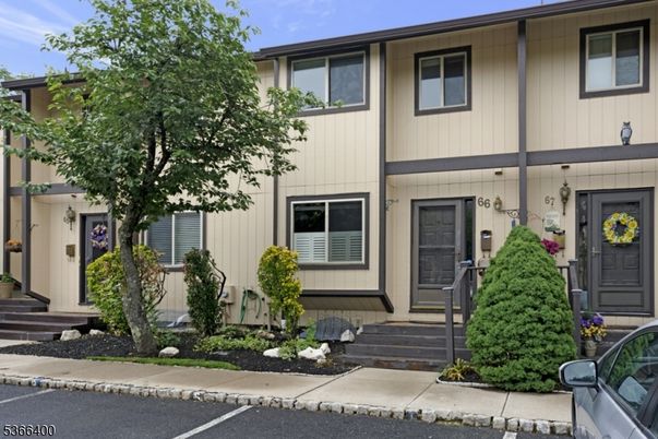 Exterior, Facade, Rowhouse