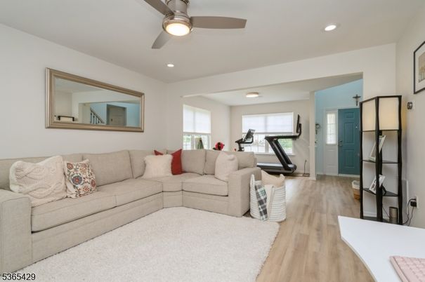 Fitness Equipment, Interior, Living room, Recessed Lighting, Wood Texture Flooring