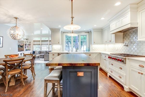 Dining room, Interior, Kitchen, Living room, Pendant Lights, Recessed Lighting, Stainless Steel Appliances, Wood Texture Flooring