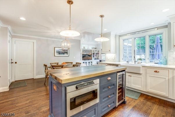 Chandelier, Interior, Kitchen, Living room, Pendant Lights, Recessed Lighting, Wood Texture Flooring