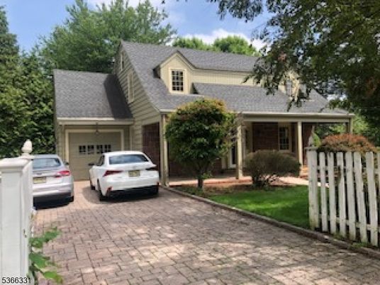 Attached, Exterior, Facade, Cape Cod