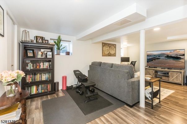 Fitness Equipment, Interior, Living room, Recessed Lighting, Wood Texture Flooring