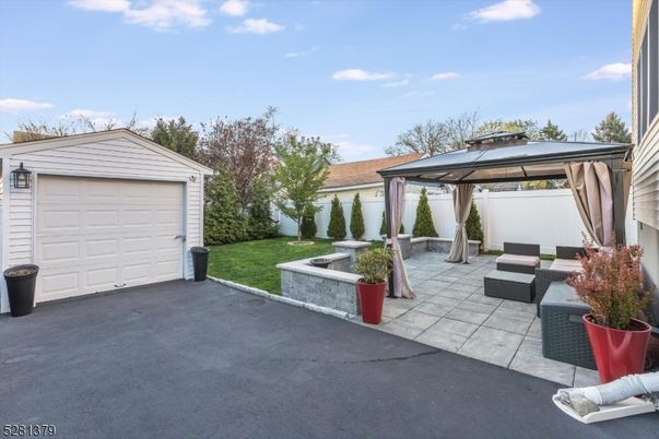 Detached Garage, Exterior