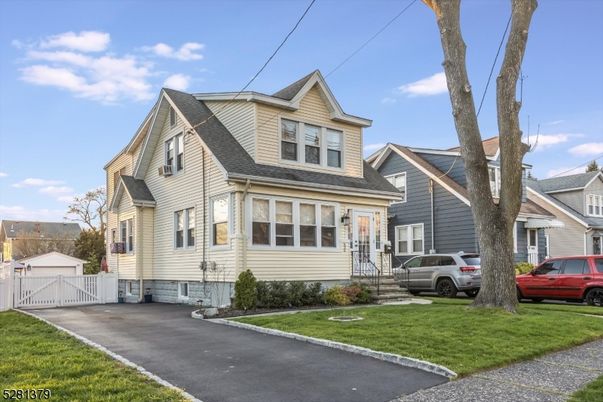 Exterior, Facade, Queen Anne Victorian