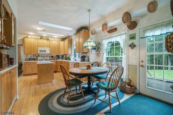 Dining room, Interior, Kitchen, Pendant Lights, Recessed Lighting, Wood Texture Flooring