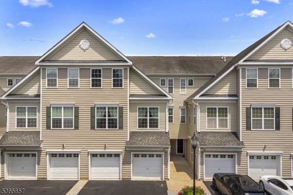 Attached, Exterior, Facade, Rowhouse