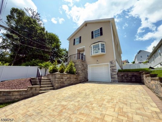 Attached, Exterior, Facade, Rowhouse